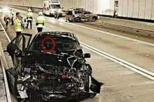 Hiii, ada penampakan hantu kecil di dalam mobil korban kecelakaan