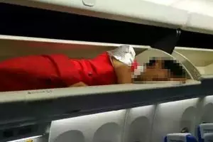 Paksa pramugarinya tidur di bagasi, maskapai ini dituntut minta maaf