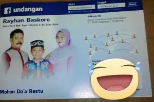 Undangan khitan ini mirip tampilan Facebook, keren!