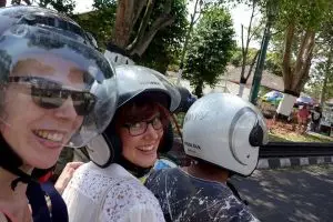 10 Hal unik ini cuma dirasakan bule yang pernah belajar di Indonesia