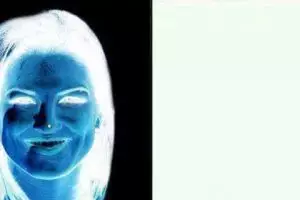 Tataplah titik putih di gambar wajah ini dan lihat yang terjadi