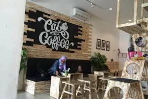 Kafe ini menunya sepele, tapi aturannya sederet & orang rela antre