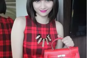 Siti si kasir cantik kini laris di jadi model iklan produk