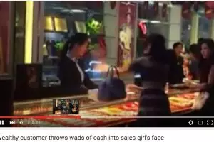 Pembeli arogan ini lempar segepok uang ke badan pramuniaga
