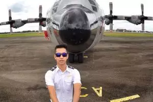 12 Pilot ganteng yang bisa bikin hati cewek ikutan terbang, duh gemes!