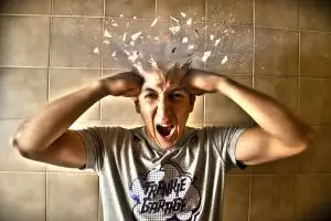 Suka menggigit kuku? Kamu terjangkit satu dari 9 sindrom aneh ini