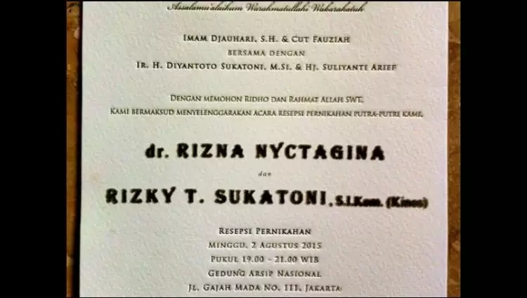 Kenapa ya orang Indonesia suka tulis gelar akademik di undangan nikah?