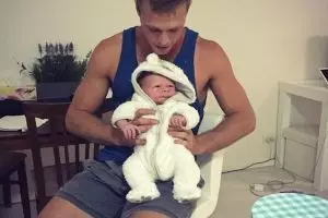 Pria umur 23 tahun ini sandang status ayah sekaligus kakek