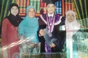 Meskipun sudah meninggal, ayah Andi 'hadir' dalam wisudanya