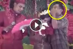 Dengar lagu Soleha, pria nangis diduga di pernikahan mantan istrinya