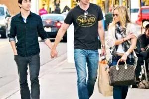 Perilaku umum yang jadi aneh jika dilakukan cowok, cocoknya buat cewek