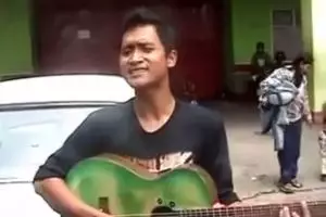 Pengamen pasar ini punya suara merdu bak idol