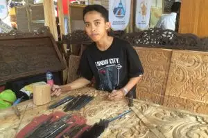  Ari si pengukir muda, butuh insting kuat untuk mengukir pola 