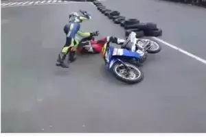 VIDEO: Tabrakan di sirkuit, pembalap ini naik pitam