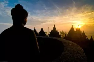 Dicari: Sandal yang cocok untuk pengunjung Borobudur
