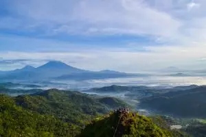 Dari sini kamu bisa lihat panorama 8 puncak gunung di Jawa Tengah