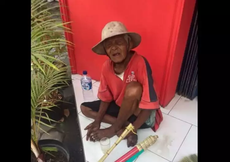 Kisah Mbah Atmo, dagang sapu dengan mengayuh becak di usia 90 tahun
