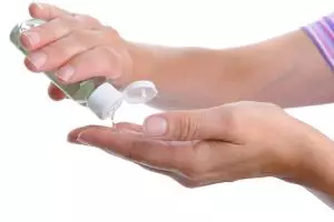 8 Alasan kamu harus stop memakai hand sanitizer secara rutin