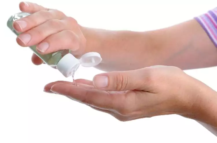 8 Alasan kamu harus stop memakai hand sanitizer secara rutin