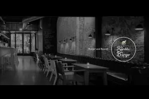 Didirikan 3 anak muda, kafe burger jumbo ini favorit di Jakarta 