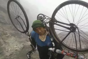 Dahsyat! Pria ini taklukan 27 puncak gunung dengan sepeda onthelnya