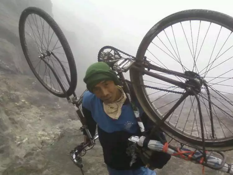 Dahsyat! Pria ini taklukan 27 puncak gunung dengan sepeda onthelnya