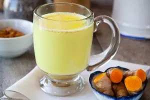 9 Manfaat baik ini bisa kamu dapatkan kalau minum susu campur kunyit