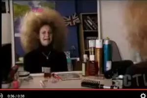 Kasihan! Berjam-jam catokan, rambut cewek ini balik kribo lagi