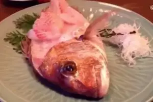 Ikan Sashimi ini melompat ketika hendak dimakan