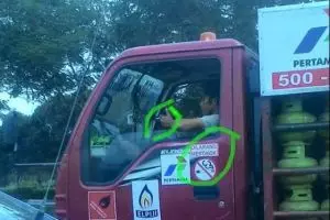 Jangan ditiru! Ulah orang yang merokok di truk angkutan gas