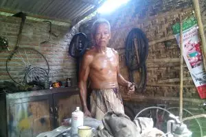 Kakek nyentrik, suka olahraga akrobatik & jarang memakai baju