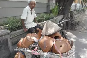 Segiat namanya, Mbah Giat terus jualan gerabah demi menyambung hidup
