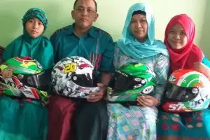 Kisah Iis, punya hobi nyeleneh koleksi ratusan helm balap