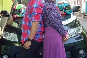 Meski kendarai mobil, Iis tenteng helm ke manapun pergi