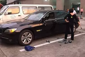 Pergoki suami selingkuh, wanita ini rusak mobil seharga Rp 2 miliar