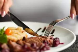 Makan malam itu nggak bikin gendut, ini penjelasannya 