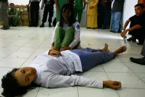 Kisah kesurupan ratusan orang ini terjadi di Padang, ngeri ya?