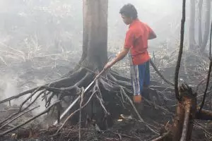 Hendra & Daniel, anak muda berjibaku lawan asap tanpa banyak kata
