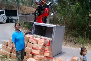 Kelebihan muatan, motor ini berdiri di tengah jalan