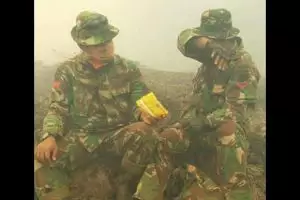 Pasukan TNI berbagi makanan saat padamkan kebakaran hutan tuai simpati