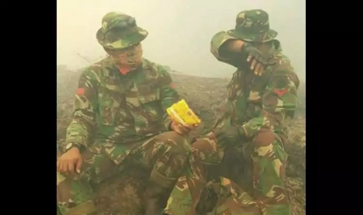 Pasukan TNI berbagi makanan saat padamkan kebakaran hutan tuai simpati