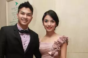 Dari cinta lokasi, mereka akhirnya ke pelaminan, so sweet...