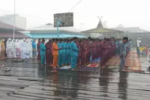 Hujan lebat di Riau ketika shalat Istisqa sedang didirikan