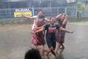 Potret kebahagiaan warga Kalimantan ketika turun hujan