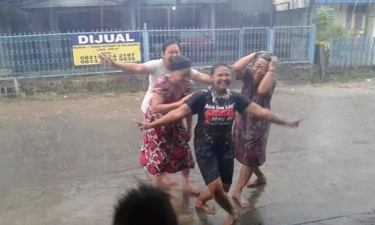 Potret kebahagiaan warga Kalimantan ketika turun hujan