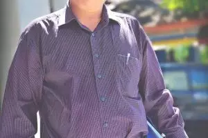 Dulu sepatu sekolah tak punya, kini dia lulus S2 & jadi kepala sekolah