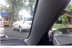 Ini akibatnya jika nekat nyerobot jalur, repot & malu sendiri kan!