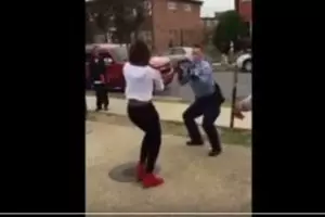 Cara konyol polisi dalam mendamaikan perkelahian ini terbukti jitu!