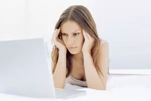 Penuaan dini karena layar komputer bisa dicegah dengan pelembap kulit