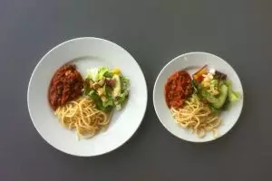 Piring kecil bisa bantu kamu turunkan berat badan lho, percaya nggak?